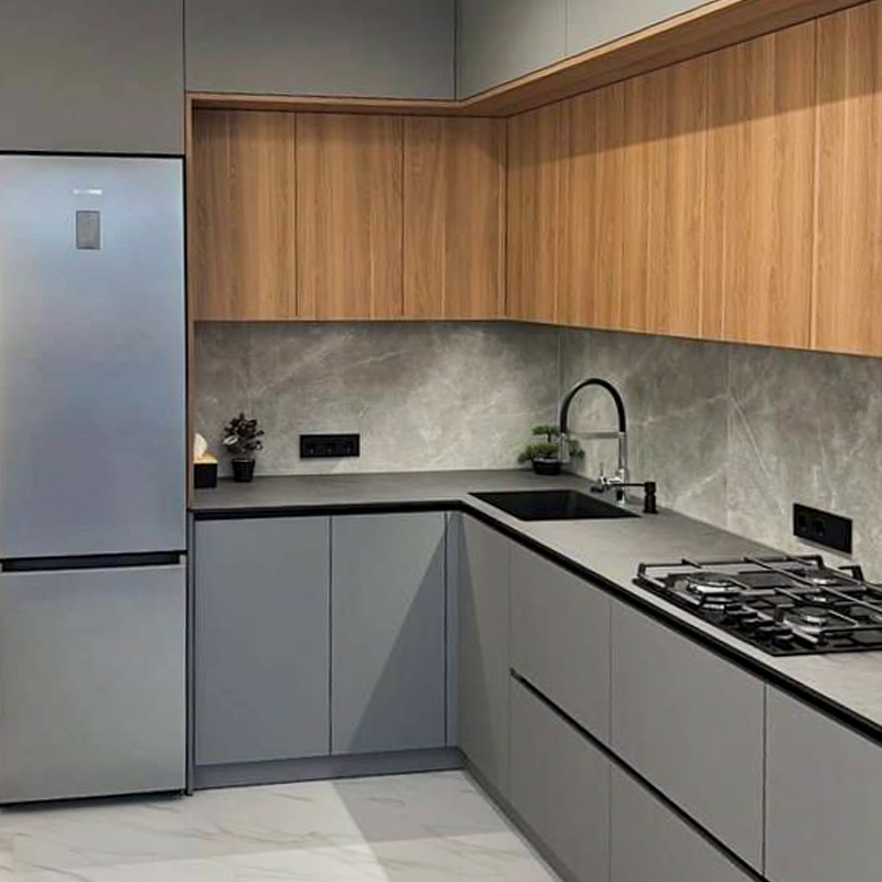 Virtuve pēc pasūtījuma Rīgā: Forner akrils un koka tekstūras EGGER lamināts, BLUM Tandembox furnitūra, bezrokturu dizains.