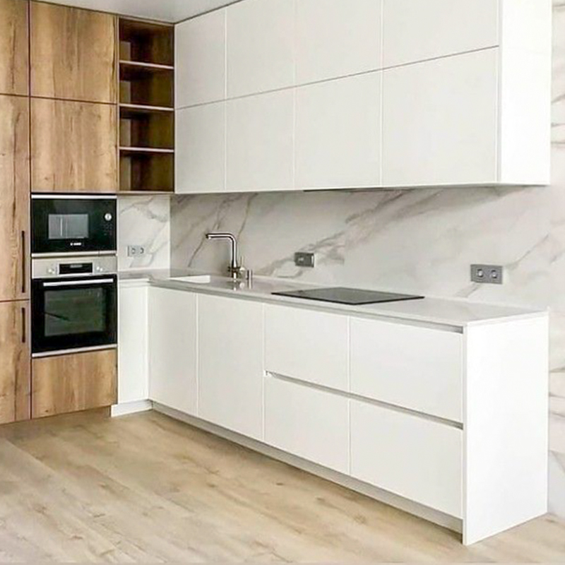 Individuāla virtuve jaunajā projektā Rīgā. Piedāvājam augstas kvalitātes virtuves mēbeles: apakšējās fasādes no eleganta krāsota matēta MDF, pārējās — no izturīga EGGER lamināta. Virtuve aprīkota ar premium klases BLUM furnitūru un Tandembox atvilktņu sistēmām. Moderns dizains bez rokturiem. Īpašu akcentu piešķir akmens darba virsma ar tajā iebūvētu izlietni un gaumīgs flīžu sienas panelis.
Izpildes laiks - 8 nedēļas.