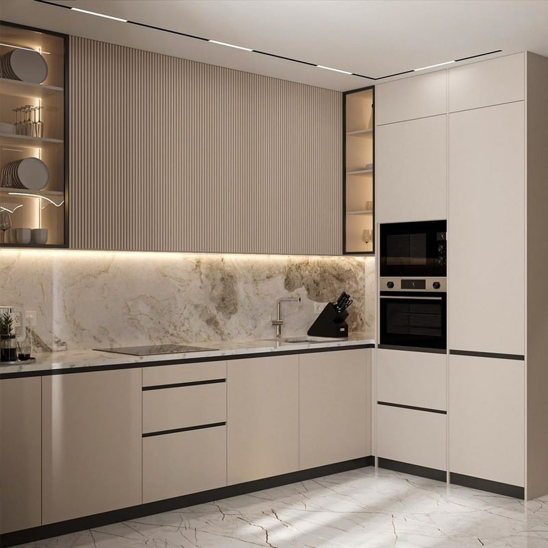 Virtuves mēbeles pēc individuāla pasūtījuma Babītē.
Augstas kvalitātes virtuves projekts ar frēzētām un krāsotām MDF fasādēm. Eleganci un izturību piešķir akmens darba virsma un pieskaņots akmens sienas panelis. Virtuve ir aprīkota ar uzticamo BLUM furnitūru un Tandembox atvilktņu sistēmām. Moderns dizains bez rokturiem sniedz minimālistisku un sakoptu izskatu.
Izgatavošanas laiks: 8 nedēļas.