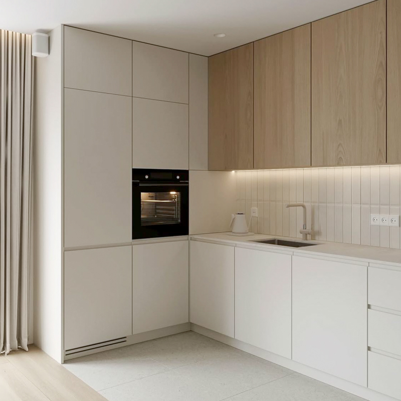 Virtuves izgatavošana pēc individuāla pasūtījuma Mārupē. Piedāvājam mūsdienīgu virtuves projektu: apakšējās fasādes no krāsota MDF, augšējās - no kvalitatīva EGGER lamināta. Virtuvē uzstādīta uzticamā BLUM furnitūra un Tandembox izvelkamo atvilktņu sistēmas. Minimālistisks dizains bez rokturiem un gaumīgs flīžu sienas panelis. Izpildes laiks: 6 nedēļas.