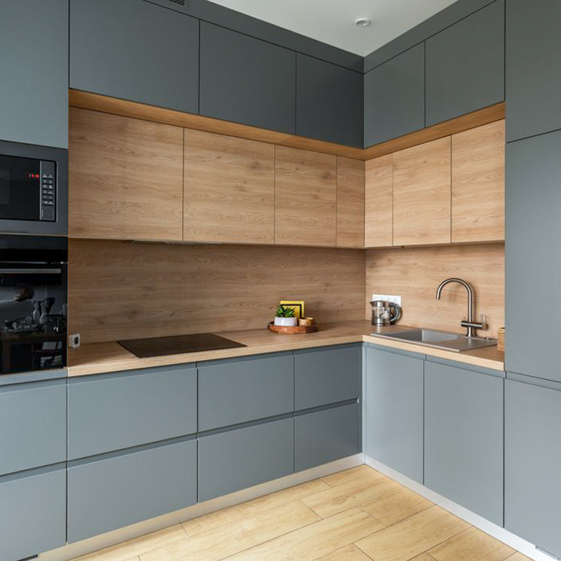 Virtuve pēc pasūtījuma Rīgā jaunajā projektā: matēts krāsots MDF un koka tekstūras EGGER lamināts, BLUM Tandembox furnitūra, bezrokturu dizains un lamināta darba virsma.